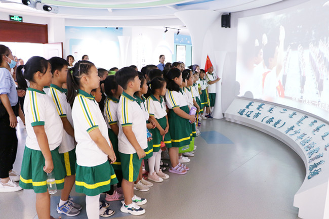 内蒙古奈曼旗：邀小学师生走进青少年法治教育基地学习法律知识